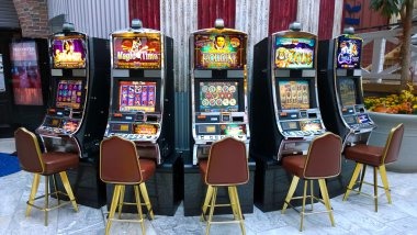 Live Sic Bo dealer table with three dice and betting layout on xn--80aaxqmhr4b